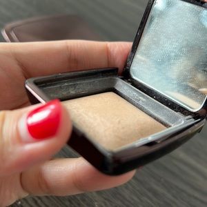 Hourglass lighting powder